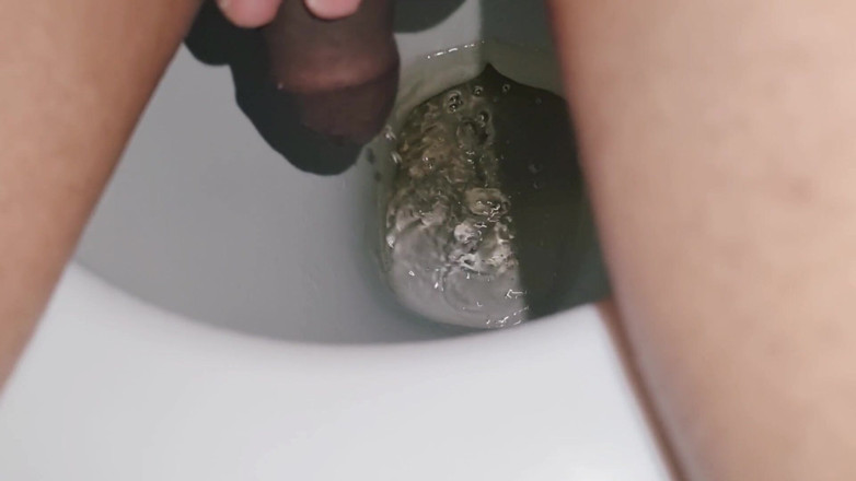 Nickey: Magere femboy plassen en masturberen in toilet
