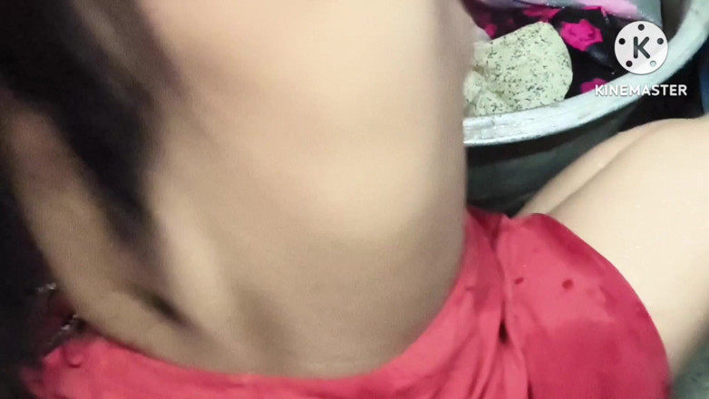 Anita yadav: Bhabhi Ji อาบน้ําในเครื่องใช้เครื่องใช้ขนาดเล็กเหมือนสาวตัวเล็ก