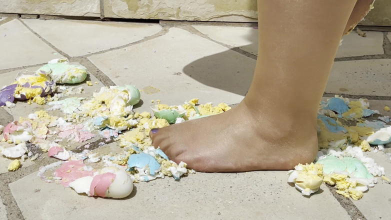 Tights free: Schiacciando le uova di pasqua nei miei tacchi e nelle...