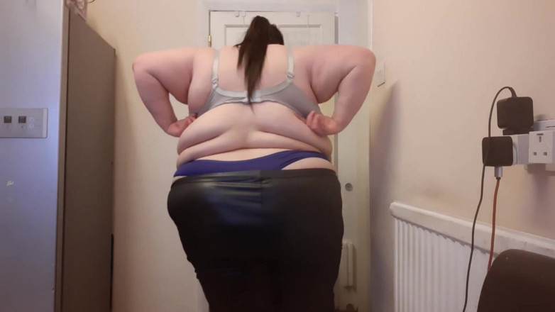 SSBBWLadyBrads: Une BBW SSBBW en string et un legging en cuir...