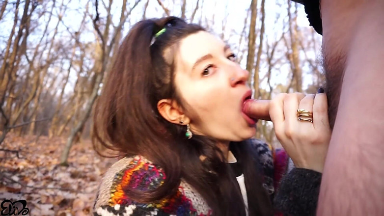 ElivaLove: Harter blowjob im wald (mit schlucken) zu einem haarigen schwanz