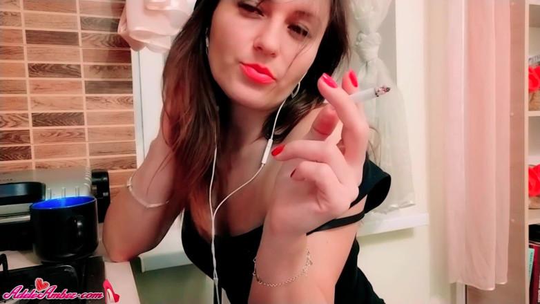 Adele Amber: La ragazza con un gran culo si sditalina la sua...