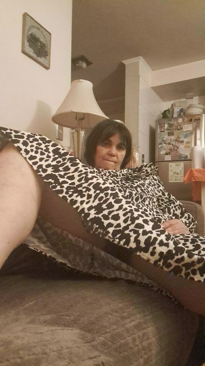 Mommy big hairy pussy: tittar under klänningen för henne våt