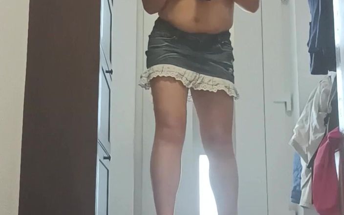 Asisa_oz: Ich habe gerade meinen neuen Jeans-Minirock gezeigt und plötzlich kam...