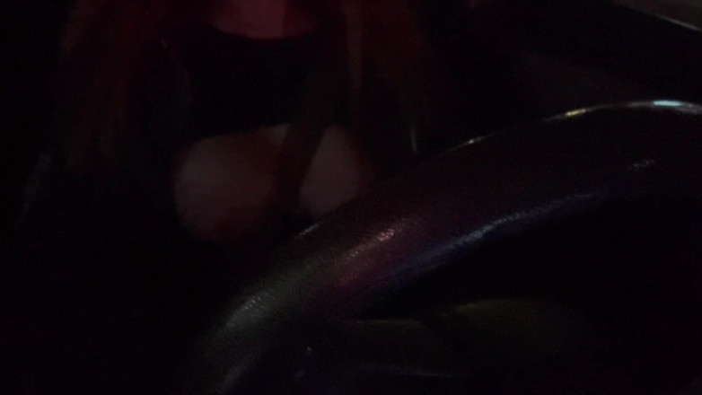 Artemisia Love: Italianca cu țâțe mari Artemisia adoră să conducă în timp ce își arată...