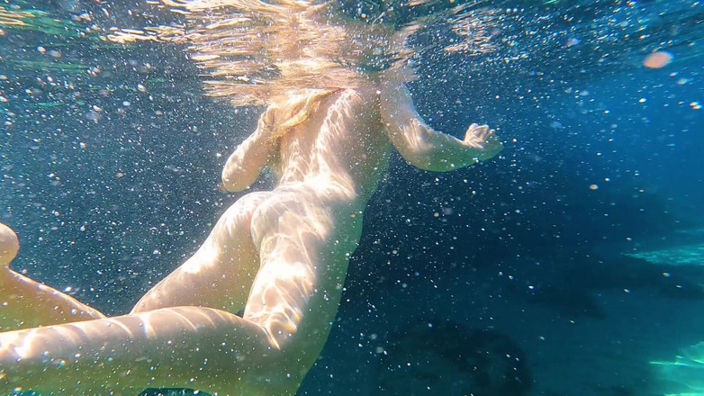 JessiJek: Pertemuan gadis turis nudis di pantai dan ngentot pantat dan...