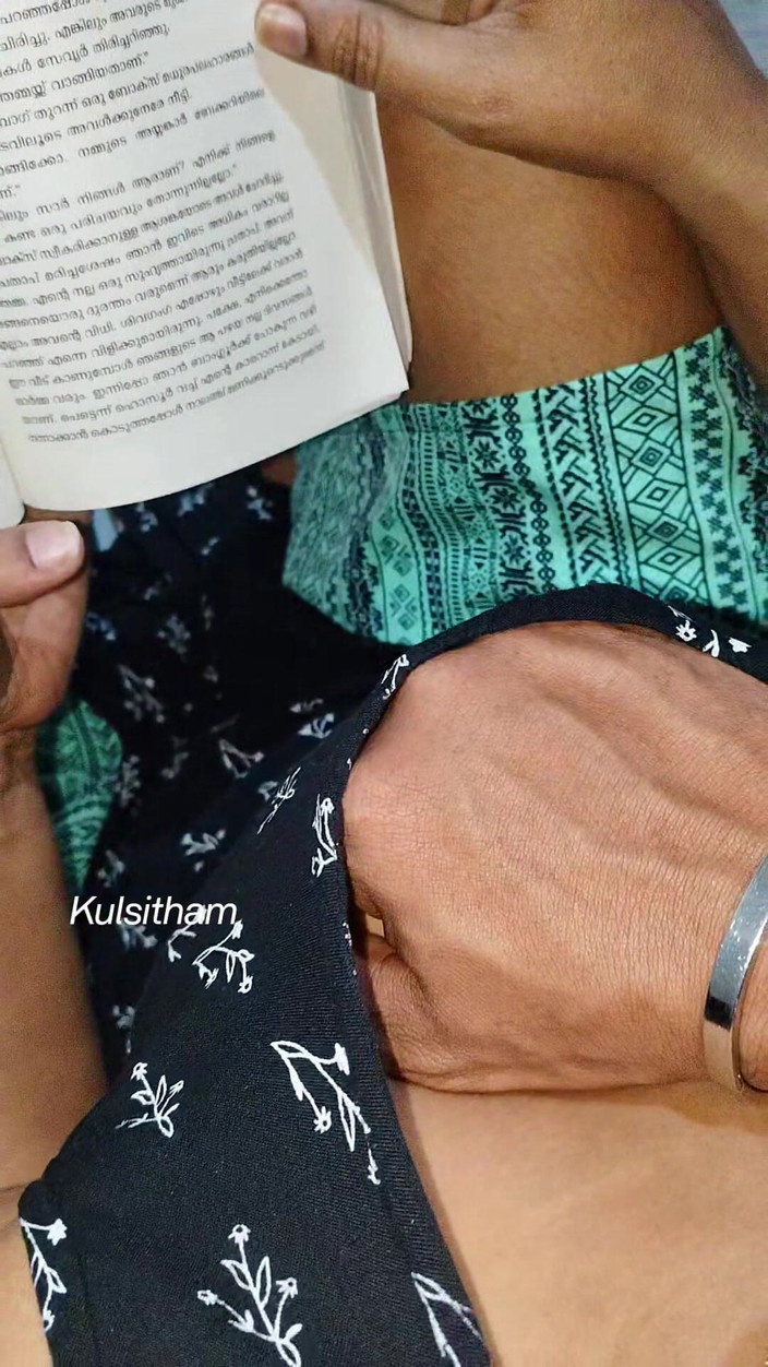 Devika: Mon demi-frère adore ma chatte mouillée