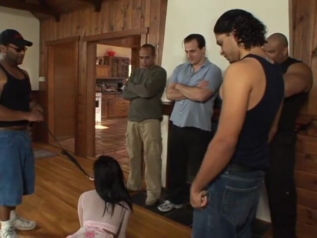 First Black Sexperience: Se apleacă și își arată pizda în timp ce ia muie