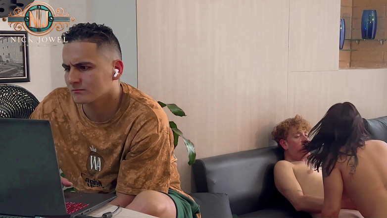 NickJowel: 我和我朋友的妻子做爱，而他则在电脑前工作