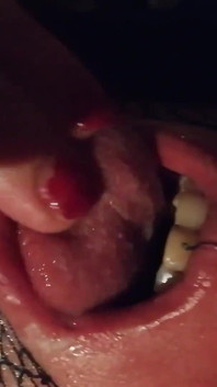 Essensspiele mit Erdbeeren und sahniger muschi für Miss Kika (selbstgedreht, dicke titten, sahniger blowjob)