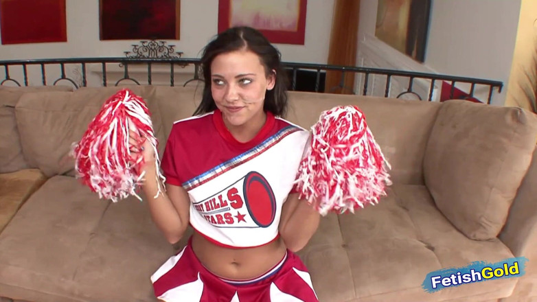 Old Bangs Young: Sletterige tiener cheerleader doet haar eerste pornofilm met een oudere...