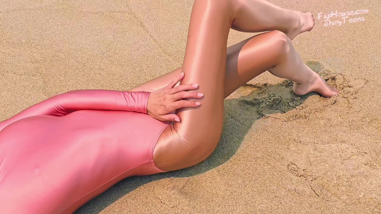 Shiny teens: 901 シャイニーゴールドスパンデックスパンストとレオタード on the Beach