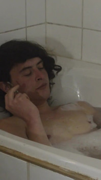 Nebinární koupání, kouření a honění