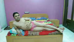 Cute & Nude Crossdresser: 性感的娘娘腔变装者femboy Sweet棒棒糖在可爱的粉红色蕾丝pantie。