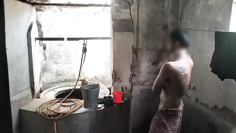 Desi Tits: Cowok ini pertama kali mandi bareng cowok bertubuh kembar ini...