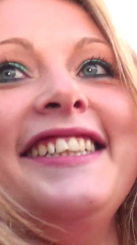 Schmutziges dogging-teen sophie keegan lutscht perverse ältere swinger-typen auf dem parkplatz