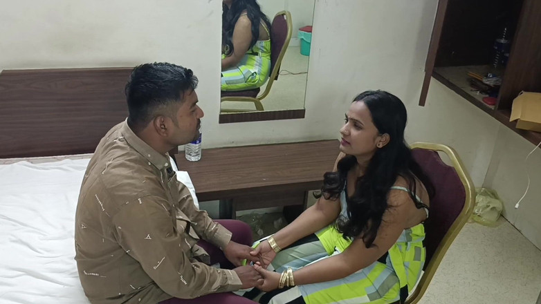Horny Indian Couple: Bini MILF desi India bertetek besar menjilat pepek dan berkongkek