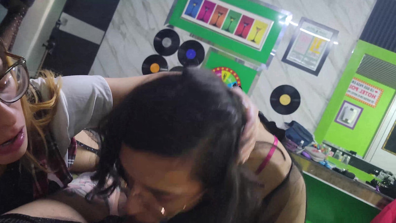 Crystal Phoenix: Dua banci ngentot sama pria bertato