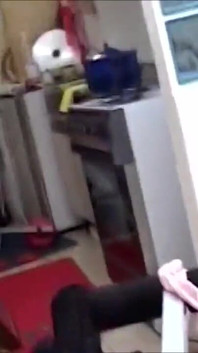 Sem calcinha, ela malha em casa, mas homem maduro não dura mais