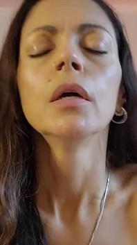 Une Femme Chevauche Son Mari Jusqu’à Ce Qu’elle Explose En Orgasme