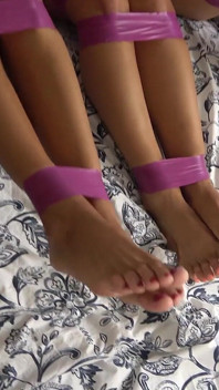 Carmen, latina & tatti en 'triple problema, la cinta de pvc púrpura atada y la cinta rellena se encierra, predicamento de mordaza! (fullhd)
