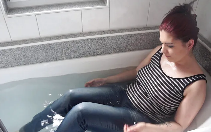 Caralia Deluxe: Wet-Drenched in the bathtub