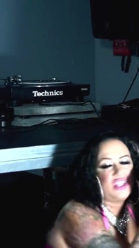 Une MILF et une ado baisent et sucent le DJ de la boîte de nuit