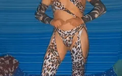 Mon premier essai de mon costume à saute à saute sexy, j'aime les chaînes sur les jambes qu'elles se sentent tellement dévergondées