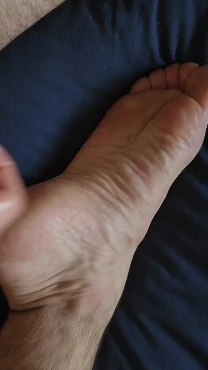 Bare Feet Couple: Tălpile mele ridate de la degetele creațe captează spermă fierbinte în...