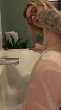 Vecchio video durante il bagno