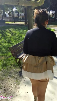 Minifalda Pública Sin Pantalones Con Tapón Anal