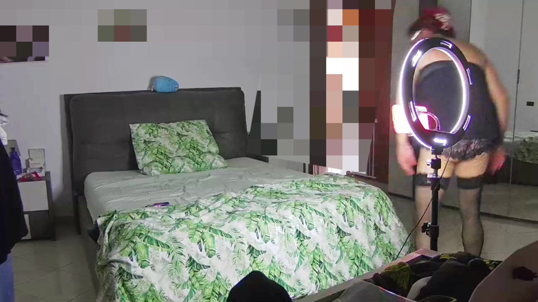 Chupita84: Chupita84 face un videoclip în timp ce se masturbează