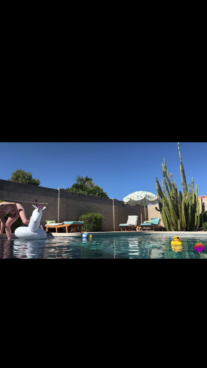 Kapri Sun: Ich beschloss, im Pool im garten zu wichsen