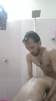 Des amants indiens amateurs de sexe dans la salle de bain, vidéo de sexe hardcore torride en levrette