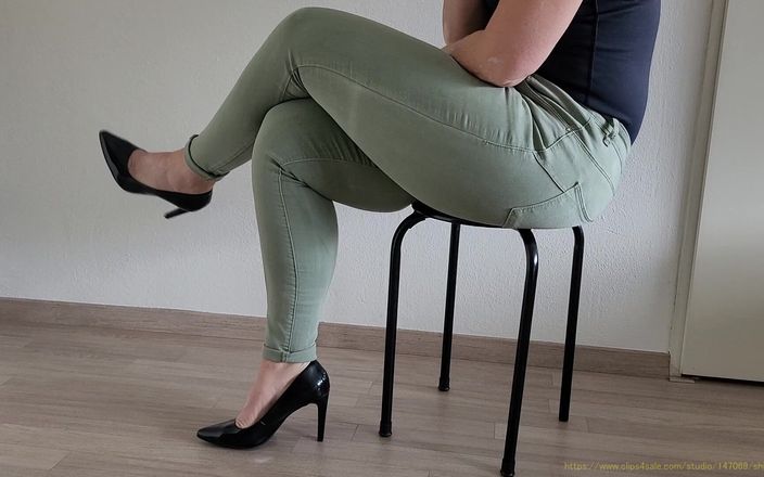 MisS Angel: Quần jean và giày cao gót màu xanh lá cây...