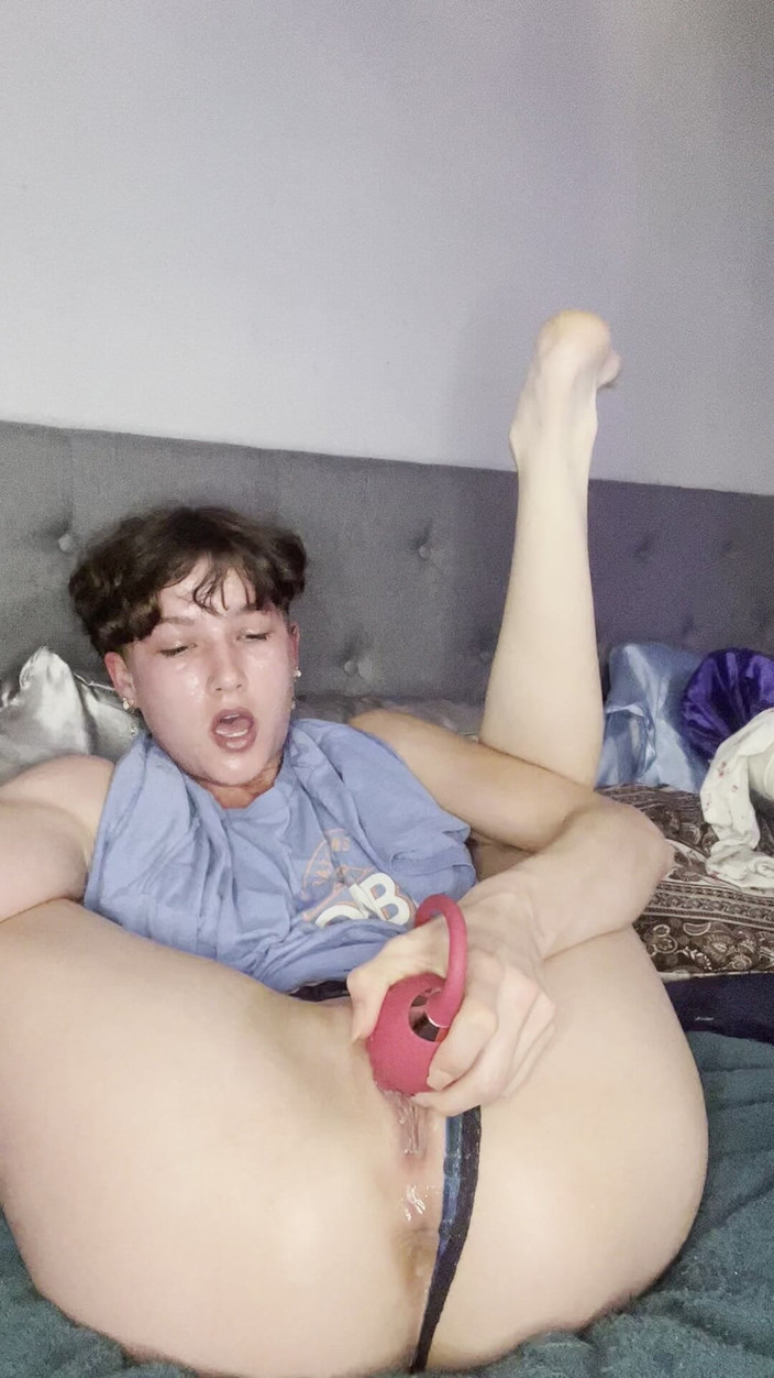 AhanuReed: Squirta vicino al mio fidanzato