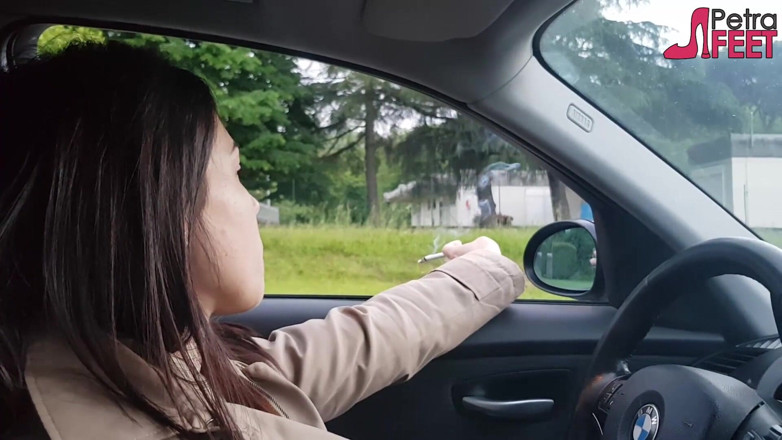 Smokin Fetish: Petra adore fumer des ciggaretes dans sa voiture