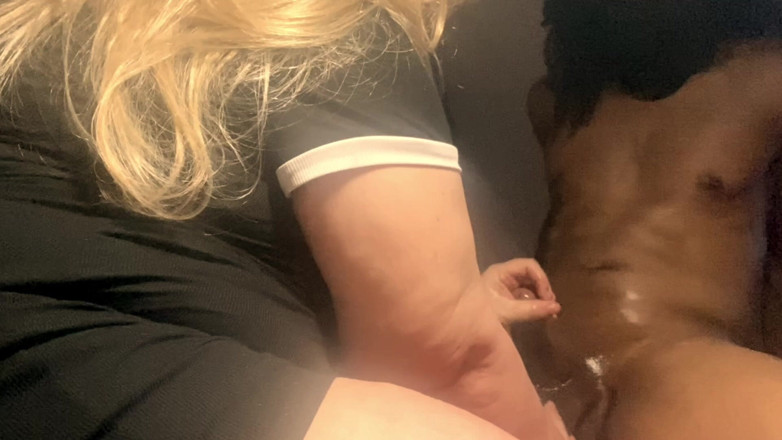 Daddykane: GILF uwielbia trzymać BBC w ręku
