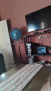 Tato bohatá služka chce dát kolík velikosti L