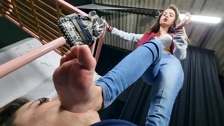 FetishKing: ディープフィート・エクストリーム - 生徒たちの足を飲み込む戦い