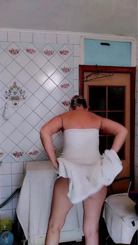 Hete huisvrouw Lukerya in witte kanten lingerie