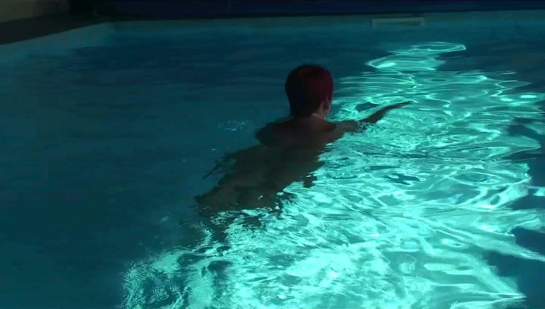 Anna Devot: Anndevot - baño desnudo en la piscina