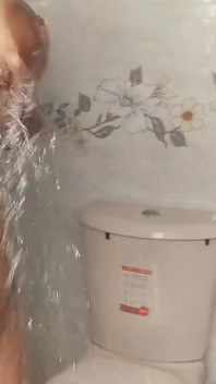 義理の叔父が来て、トイレで私を犯しました、義理の叔父のペニスはとても大きいです