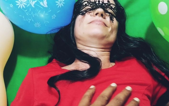 Bolly Karma: Krásná manželka je připravena na sex.