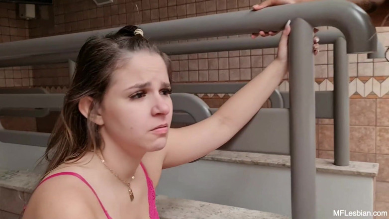 MF Lesbian: Una troia malvagia fa succhiare la figa
