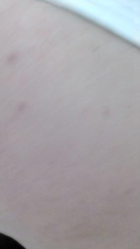Mostra il suo culo in bagno pubblico