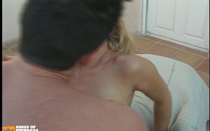 Teen Sexperience: Blonďatá teenagerka kouří venku chlápek, než jí ošuká mokrou kundu