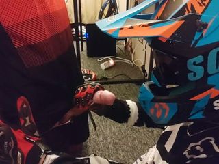 Sneakersmax98: Motocross Tipul se masturbează după sex cu partenerul său