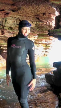 Wetsuit Cave Encounter: Diversão secreta com estranho misterioso
