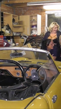 Heiße MILfs werden von automechaniker gefickt